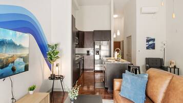 Televisión y chimenea