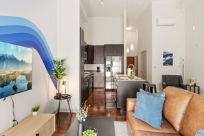 Televisión y chimenea