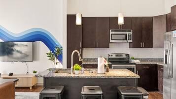 Refrigerador, microondas, horno y parrilla de estufa