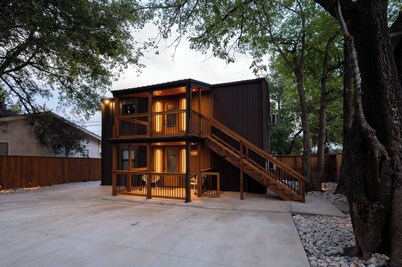 Modern Cabin  Mins from TU, Downtown, Expo, St John and HIlcrest - upstairs