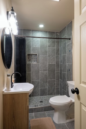 Douche, séchoir à cheveux, serviettes fournies, savon