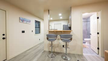 Regadera, secadora de cabello, toallas, jabón