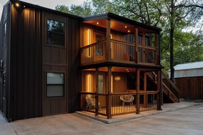 Exterior - Modern Cabin  Mins from TU, Downtown, Expo, St John and HIlcrest - upstairs (Tulsa)