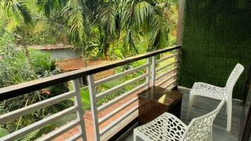 Deluxe Double Room, Garden View | Balcony view