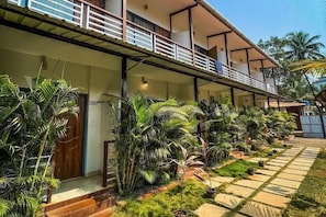 Garden - YogiTree Beach Resort & Cafe (Morjim)