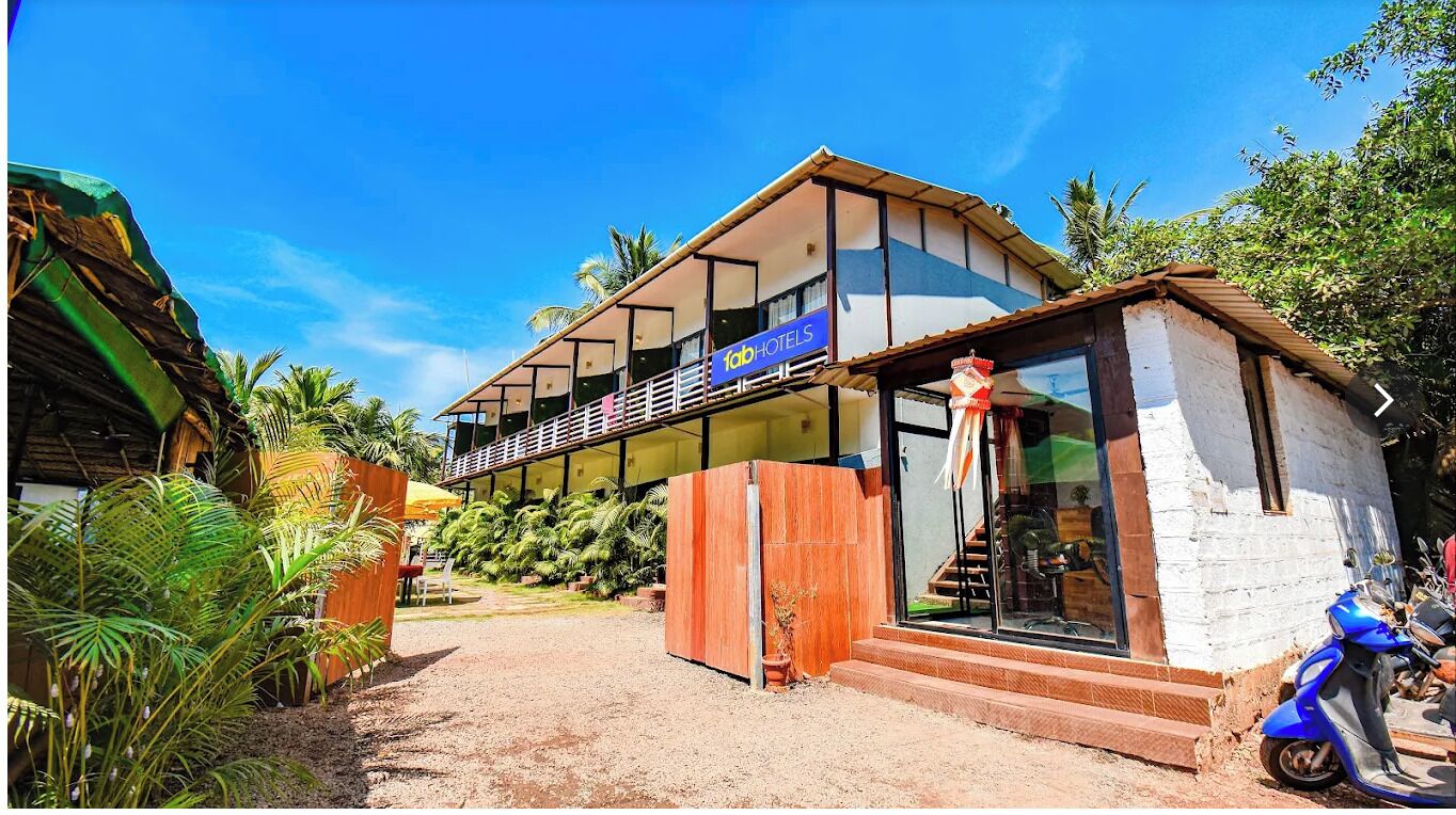 Un edificio moderno con un letrero que dice 'Fab Hotels'.