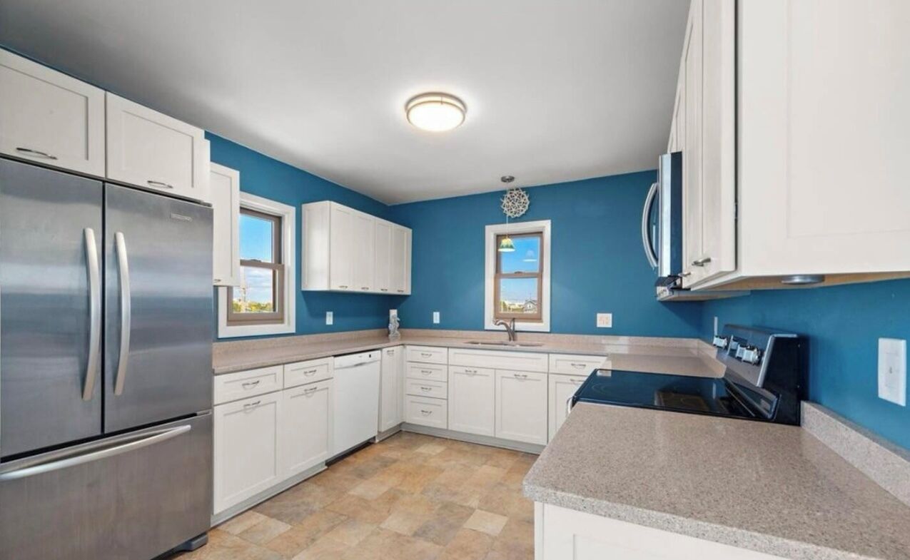 Een magnetron, een oven, een kookplaat, een vaatwasser