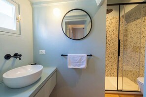 Douche, bidet, serviettes fournies, papier toilette