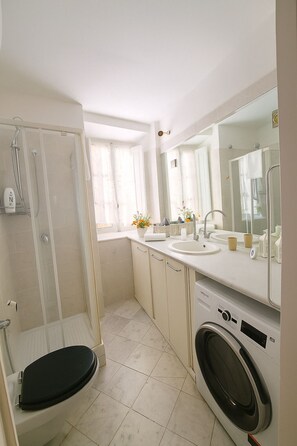 Dusche, Haartrockner, Handtücher, Seife