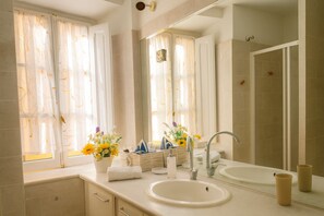 Shower, hair dryer, towels, soap - Roman forum view loft (roma)