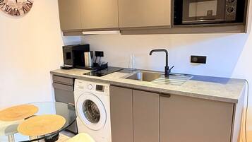 Een microgolfoven, een oven, een kookplaat