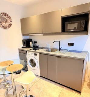 Micro-ondes, four, plaque de cuisson