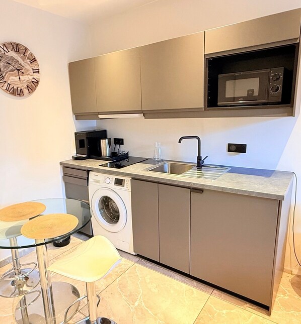 Micro-ondes, four, plaque de cuisson