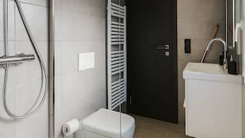 Een douche, een haardroger, handdoeken, zeep