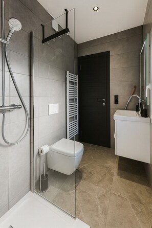 Douche, sèche-cheveux, serviettes fournies, savon