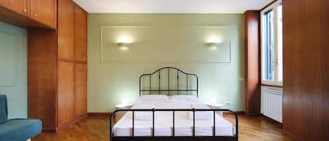 2 bedrooms, iron/ironing board, travel cot, WiFi