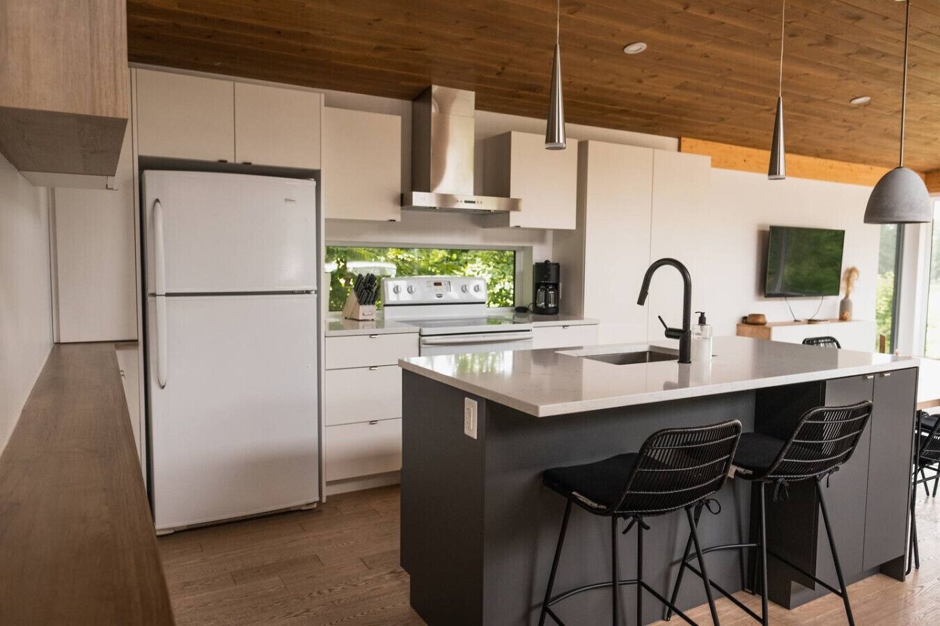 Geladeira, micro-ondas, fogão, cooktop