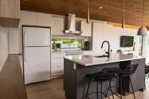 Fridge, microwave, oven, stovetop - The Frāho Gorgeous View, No Neighbour SPA! (Grenville-Sur-La-Rouge)