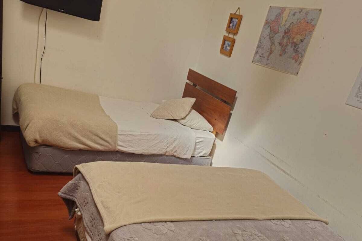 مكتب ومساحة عمل للكمبيوتر المحمول ومكواة/لوح كي وواي فاي مجانًا