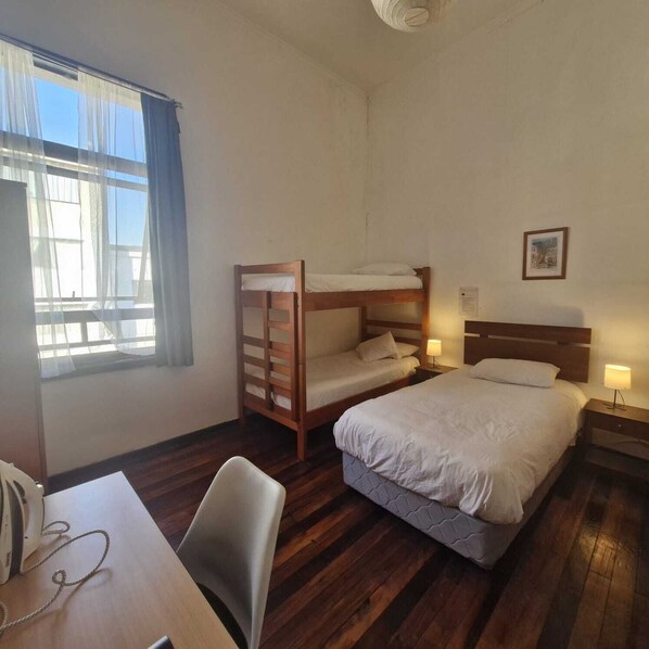 مكتب ومساحة عمل للكمبيوتر المحمول ومكواة/لوح كي وواي فاي مجانًا