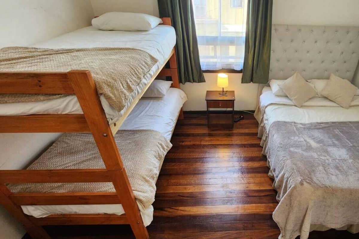 مكتب ومساحة عمل للكمبيوتر المحمول ومكواة/لوح كي وواي فاي مجانًا