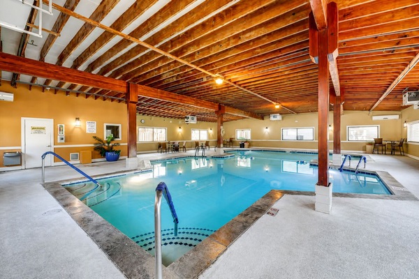 Una piscina cubierta, una piscina al aire libre