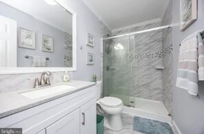 Dusche, Handtücher, Toilettenpapier