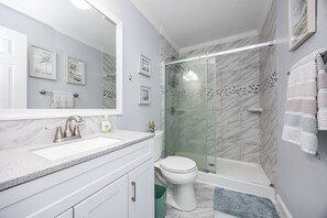 Douche, sĂšche-cheveux, serviettes fournies, savon