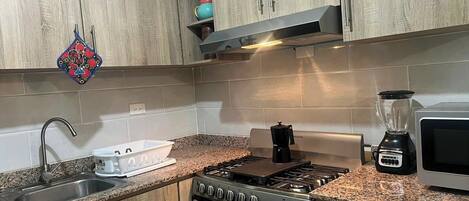 Microondas, horno, placa de cocina y lavavajillas