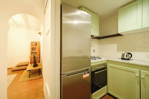 Coffee/tea maker, fridge, oven, stovetop