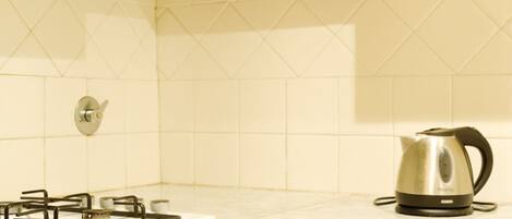 Kylskåp, mikrovågsugn, ugn och spishäll