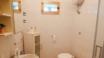 Haartrockner, Handtücher, Toilettenpapier