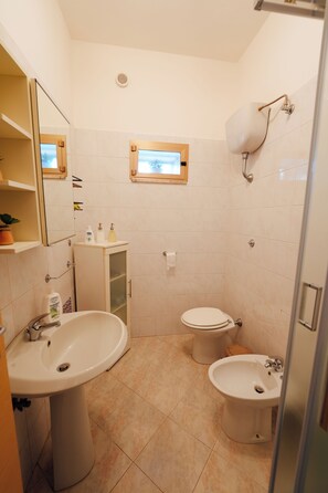 Haartrockner, Handtücher, Toilettenpapier