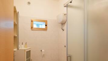 Haartrockner, Handtücher, Toilettenpapier