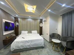 Caja fuerte, cortinas opacas, tabla de planchar con plancha