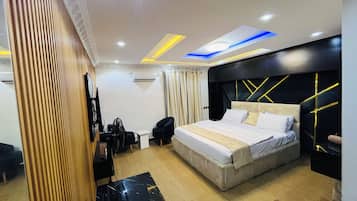 Executive-huone, 1 suuri parisänky, parveke | Tallelokero huoneessa, pimennysverhot, silitysrauta/-lauta