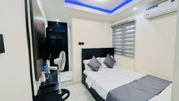 Studio | In-room safe, blackout curtains, iron/ironing board, free WiFi