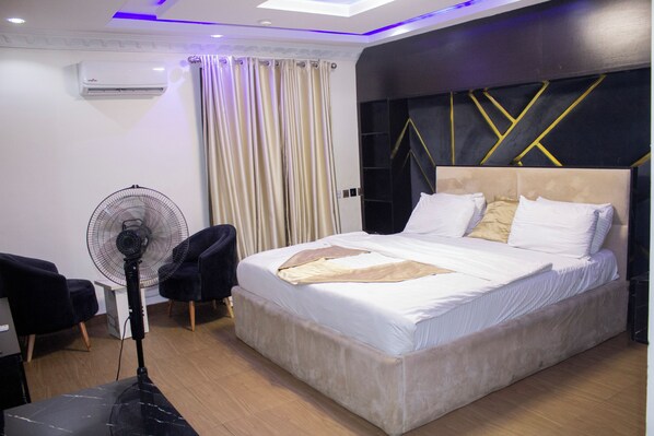 Kamar Eksekutif, 1 Tempat Tidur King, balkon | Brankas, tirai kedap cahaya, setrika/meja setrika, dan Wi-Fi gratis