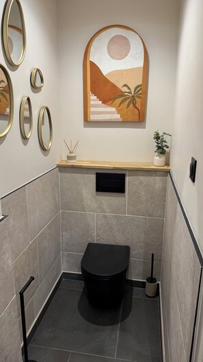 Dusche, Handtücher, Toilettenpapier