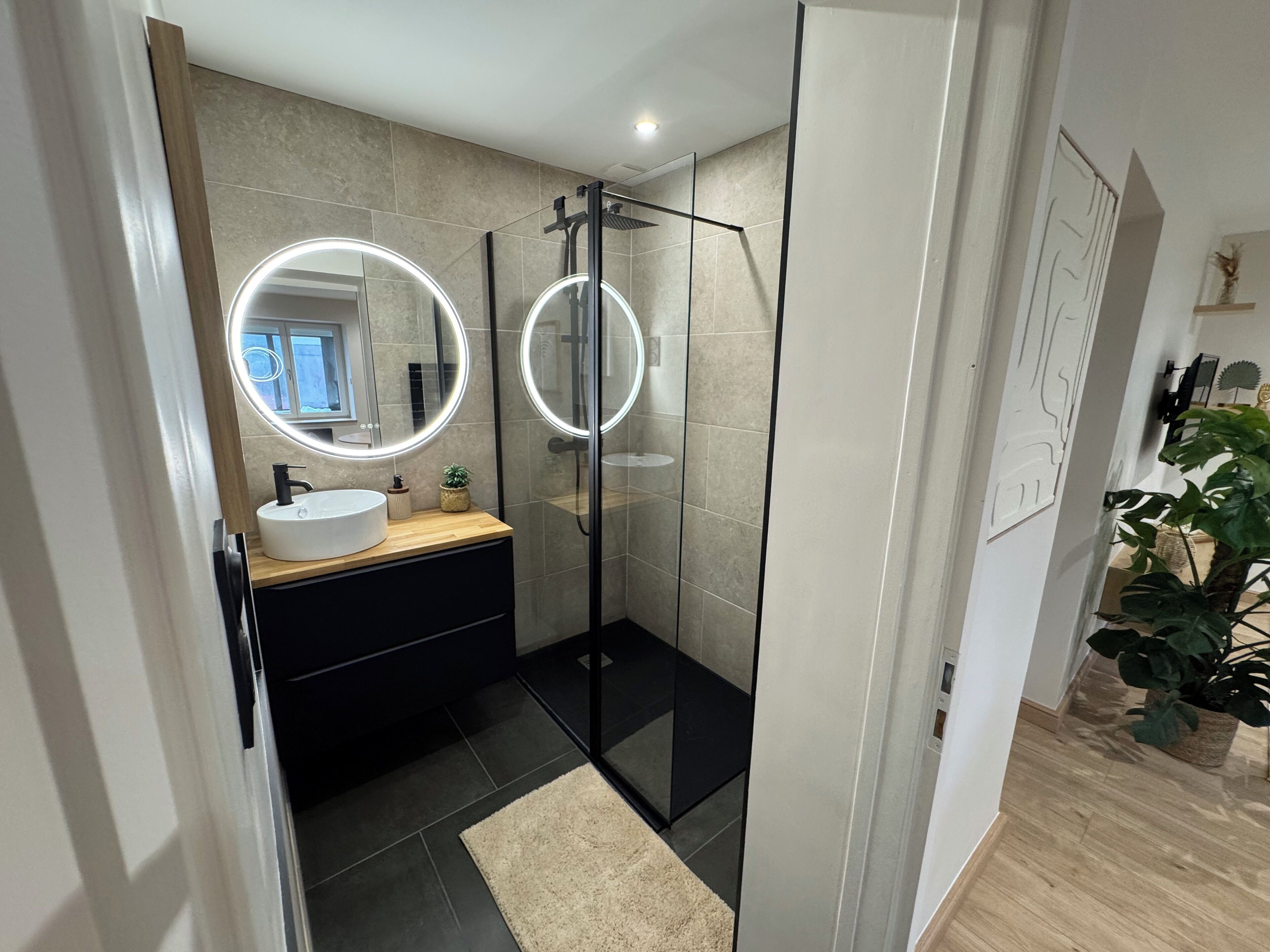 Suihku, pyyhkeet, vessapaperi