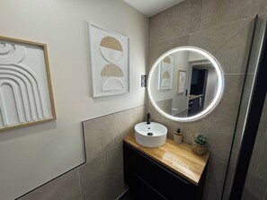 Douche, serviettes fournies, papier toilette