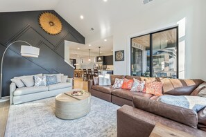 Televisión y chimenea 