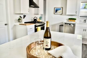 Køleskab, mikrobølgeovn, ovn, kogeplade