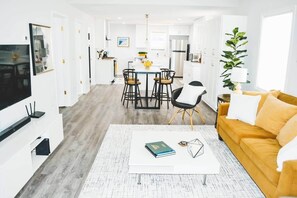 Living area - Downtown - 2 bed, 2 bath (Raleigh)