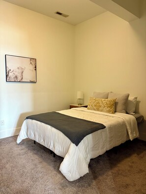 1 غرفة نوم ومكواة/لوح كي وواي فاي مجانًا وملاءات أسرّة