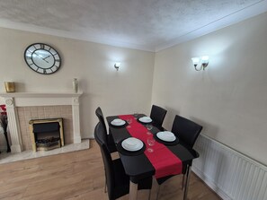 Dining - 3 Bedroom House with 2 bathrooms, large lounge and a sunny conservatory (Aylesbury)