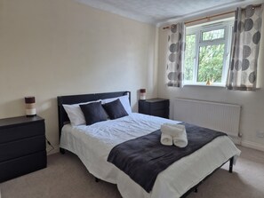 3 bedrooms, iron/ironing board, WiFi, bed sheets - 3 Bedroom House with 2 bathrooms, large lounge and a sunny conservatory (Aylesbury)