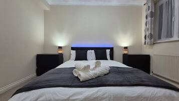 3 bedrooms, iron/ironing board, WiFi, bed sheets