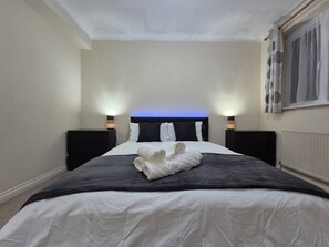 3 bedrooms, iron/ironing board, WiFi, bed sheets