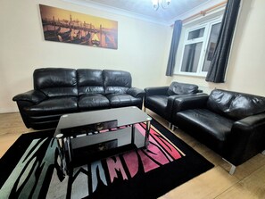 Living area - 3 Bedroom House with 2 bathrooms, large lounge and a sunny conservatory (Aylesbury)